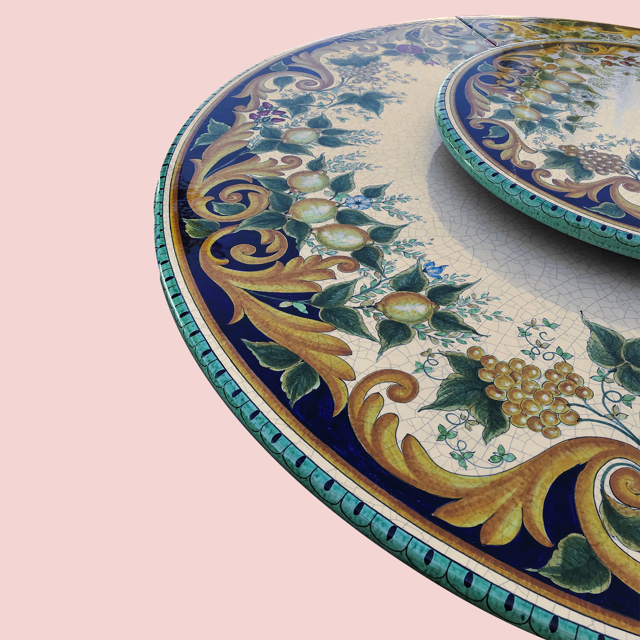 LEO28 VT  - TOP - In the photo: 60 cm. diameter table<BR><BR>Volcanic stone, 3 cm thick. Suitable for inside and outside, resistant to a temperature range of -60 to 1000 °C.